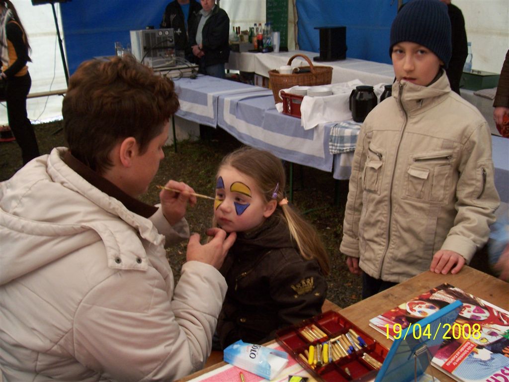 Schmink-Workshop für Kinder. Aufgenommen zur 888-Jahrfeier in Kospoda durch Helga Neugebauer.