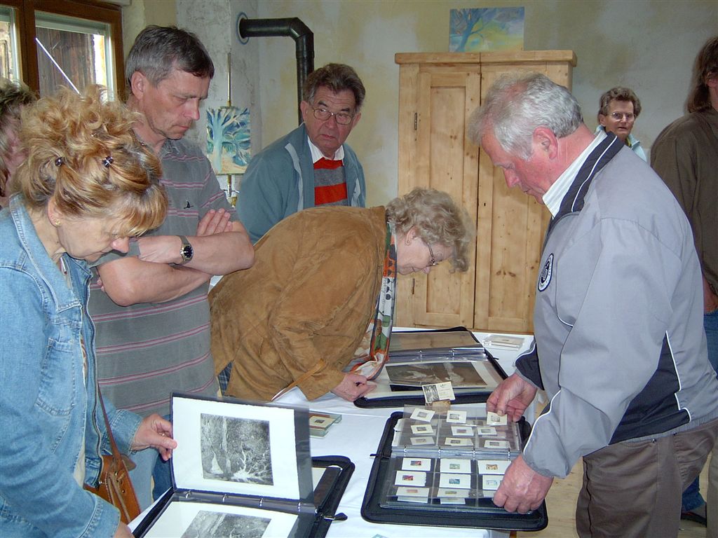 Miniaturen und Radierungen wurden mit großem Interesse begutachtet.