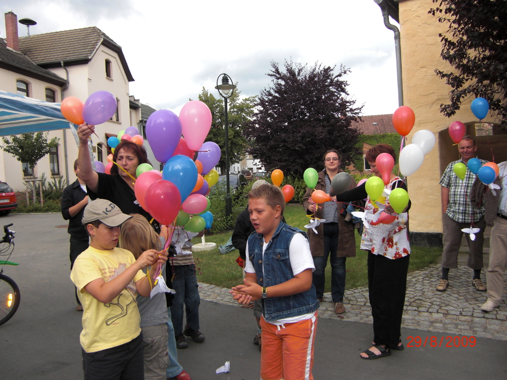 Vor der Kospodaer Kirche während des Kirchenfestes. Aufgenommen von Helga Neugebauer am 21.08.2009