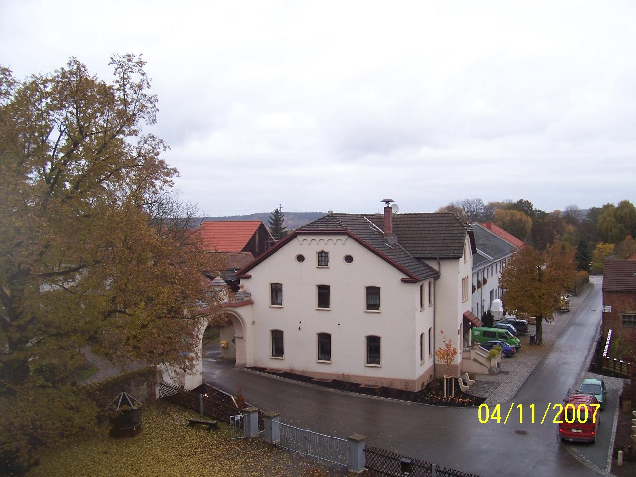 Blick aus dem Schloss auf das Gebäude