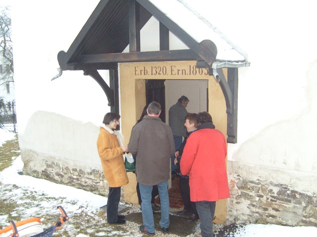 Vor der Burgwitzer Kirche. Aufgenommen von Rico Krause am 24.12.2007.