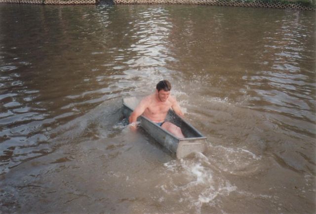 Manfred Müller in einer alten Zinkwanne beim ersten Burgwitzer Teichfest